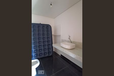 Casa de condomínio à venda com 488m², 4 quartos e 5 vagas Casa de condomínio à venda com 488m², 4 quartos e 5 vagasBanheiro suíte 2