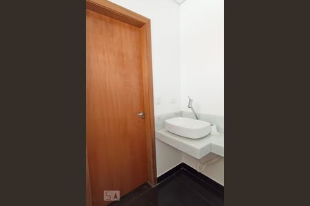 Casa de condomínio à venda com 488m², 4 quartos e 5 vagas Casa de condomínio à venda com 488m², 4 quartos e 5 vagasBanheiro suíte