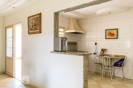 Casa à venda com 261m², 4 quartos e 6 vagas Casa à venda com 261m², 4 quartos e 6 vagasCopa