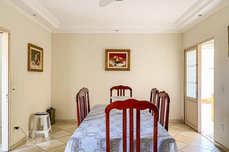 Casa à venda com 261m², 4 quartos e 6 vagas Casa à venda com 261m², 4 quartos e 6 vagasCopa