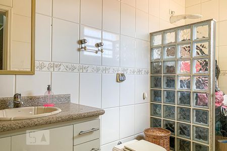 Casa à venda com 261m², 4 quartos e 6 vagas Casa à venda com 261m², 4 quartos e 6 vagasBanheiro Quarto 4