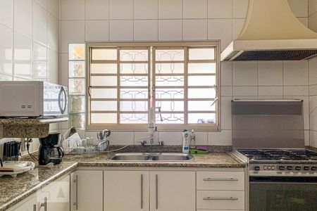 Casa à venda com 261m², 4 quartos e 6 vagas Casa à venda com 261m², 4 quartos e 6 vagasCozinha