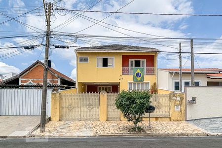 Casa à venda com 261m², 4 quartos e 6 vagas Casa à venda com 261m², 4 quartos e 6 vagasFachada