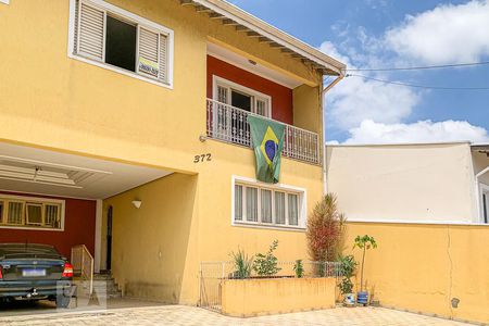 Casa à venda com 261m², 4 quartos e 6 vagas Casa à venda com 261m², 4 quartos e 6 vagasFachada