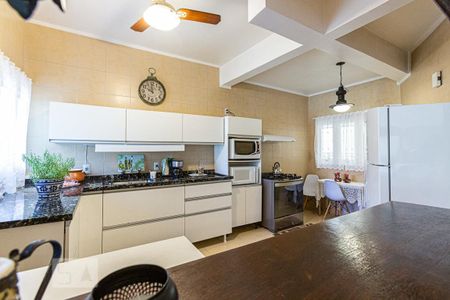 Casa à venda com 357m², 4 quartos e 3 vagas Casa à venda com 357m², 4 quartos e 3 vagasCozinha