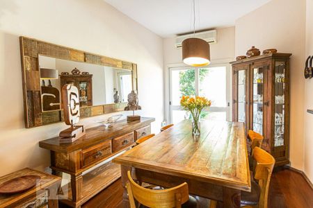 Casa à venda com 357m², 4 quartos e 3 vagas Casa à venda com 357m², 4 quartos e 3 vagasSala