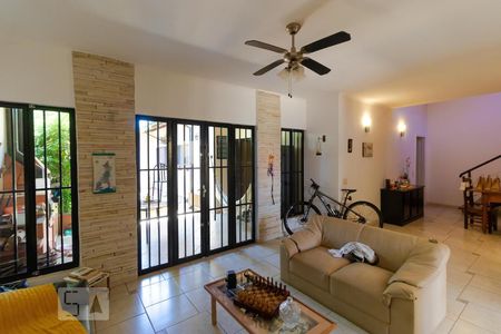 Casa à venda com 170m², 3 quartos e 3 vagas Casa à venda com 170m², 3 quartos e 3 vagasSalas