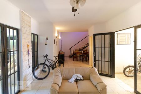 Casa à venda com 170m², 3 quartos e 3 vagas Casa à venda com 170m², 3 quartos e 3 vagasSalas