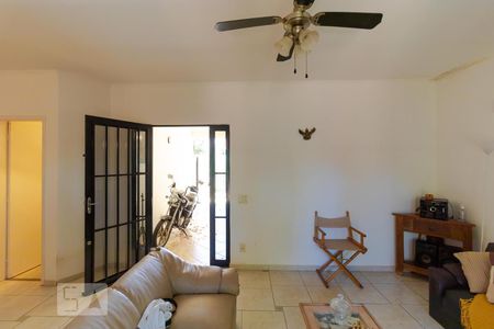 Casa à venda com 170m², 3 quartos e 3 vagas Casa à venda com 170m², 3 quartos e 3 vagasSalas