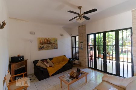 Casa à venda com 170m², 3 quartos e 3 vagas Casa à venda com 170m², 3 quartos e 3 vagasSalas