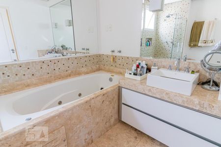 Apartamento à venda com 265m², 3 quartos e 5 vagasBanheiro da Suíte 2 