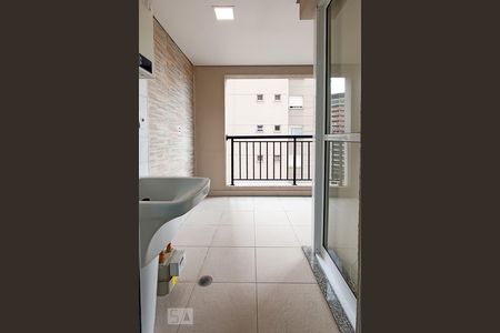 Varanda sala e área de serviço de apartamento para alugar com 2 quartos, 67m² em Alphaville Empresarial, Barueri