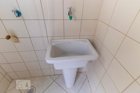 Casa à venda com 73m², 2 quartos e 1 vagaÁrea de serviço