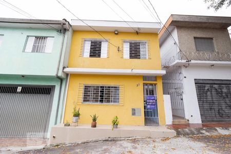 Casa à venda com 240m², 6 quartos e 1 vaga Casa à venda com 240m², 6 quartos e 1 vagaFachada