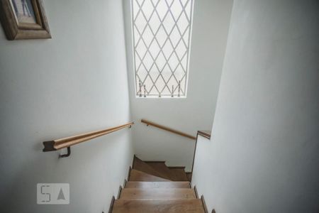 Casa à venda com 120m², 3 quartos e 2 vagasEscada - Quartos