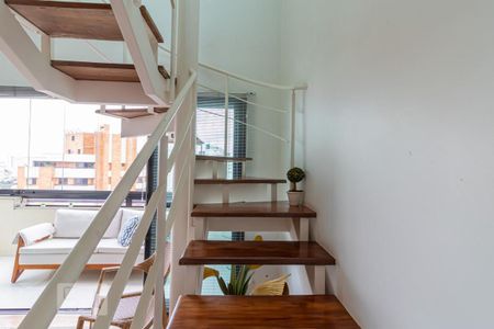 Apartamento para alugar com 214m², 3 quartos e 4 vagas Apartamento para alugar com 214m², 3 quartos e 4 vagasEscadas