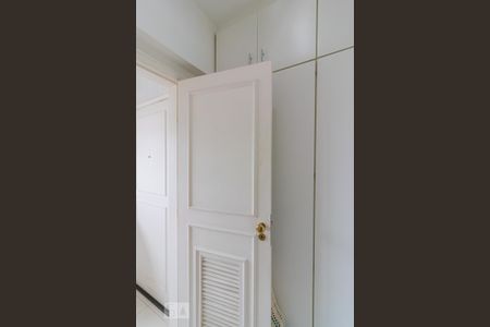 Apartamento para alugar com 214m², 3 quartos e 4 vagas Apartamento para alugar com 214m², 3 quartos e 4 vagasQuarto de Serviço