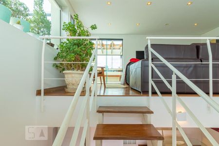 Apartamento para alugar com 214m², 3 quartos e 4 vagas Apartamento para alugar com 214m², 3 quartos e 4 vagasEscadas