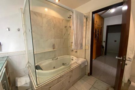 Apartamento à venda com 650m², 3 quartos e 5 vagas Apartamento à venda com 650m², 3 quartos e 5 vagasBanheiro da Suíte 1