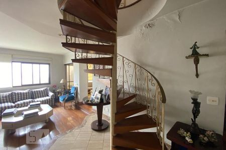 Apartamento à venda com 650m², 3 quartos e 5 vagas Apartamento à venda com 650m², 3 quartos e 5 vagasEscada