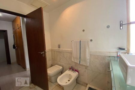 Apartamento à venda com 650m², 3 quartos e 5 vagas Apartamento à venda com 650m², 3 quartos e 5 vagasBanheiro da Suíte 1