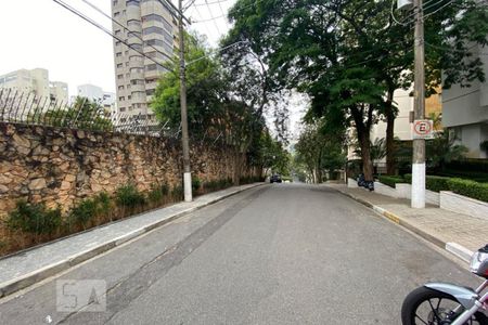 Apartamento à venda com 650m², 3 quartos e 5 vagas Apartamento à venda com 650m², 3 quartos e 5 vagasVista da Rua