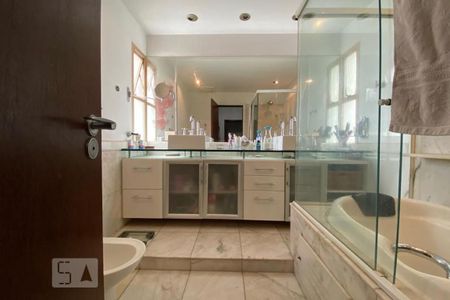 Apartamento à venda com 650m², 3 quartos e 5 vagas Apartamento à venda com 650m², 3 quartos e 5 vagasBanheiro da Suíte 1