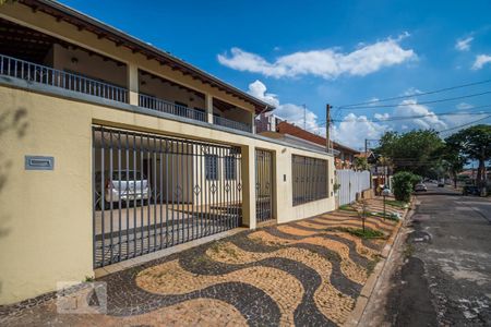 Casa à venda com 332m², 4 quartos e 4 vagasFachada