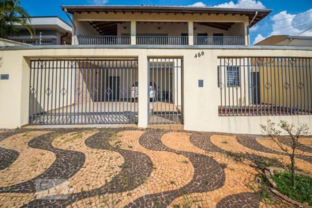 Casa à venda com 332m², 4 quartos e 4 vagasFachada