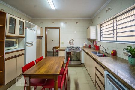 Casa à venda com 332m², 4 quartos e 4 vagasCozinha