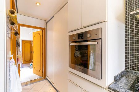 Casa para alugar com 700m², 5 quartos e 8 vagasCozinha - Armários