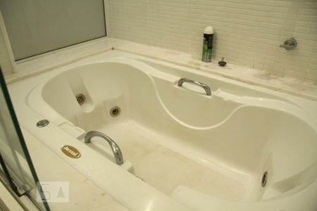 Apartamento à venda com 600m², 6 quartos e 5 vagasBanheiro da Suíte 3 (1)