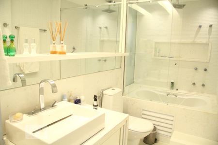 Apartamento à venda com 600m², 6 quartos e 5 vagasBanheiro da Suíte 3 (1)