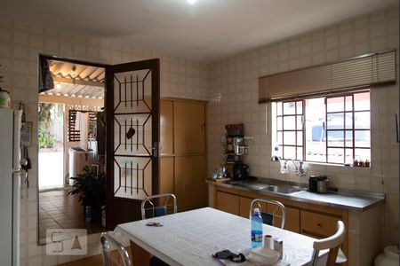 Casa à venda com 200m², 3 quartos e 2 vagas Casa à venda com 200m², 3 quartos e 2 vagasCozinha