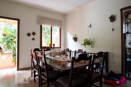 Sala de casa à venda com 5 quartos, 212m² em Teresópolis, Porto Alegre