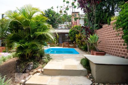 Casa à venda com 212m², 5 quartos e 4 vagasPiscina