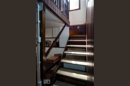 Casa à venda com 212m², 5 quartos e 4 vagasEscada