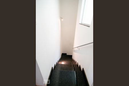 Escada de casa para alugar com 3 quartos, 110m² em Vila Isa, São Paulo