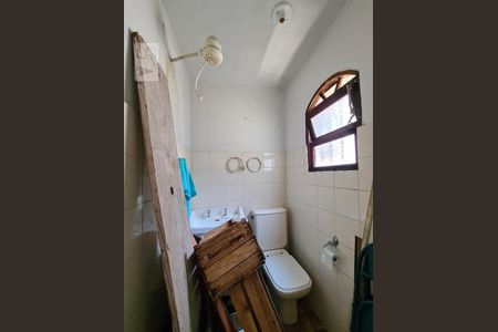 Casa à venda com 252m², 5 quartos e 3 vagas Casa à venda com 252m², 5 quartos e 3 vagasKitnet - Banheiro