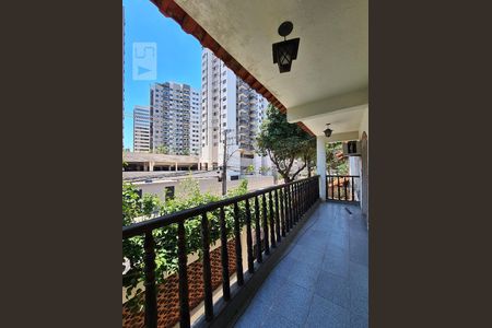 Casa à venda com 252m², 5 quartos e 3 vagas Casa à venda com 252m², 5 quartos e 3 vagasVaranda 1