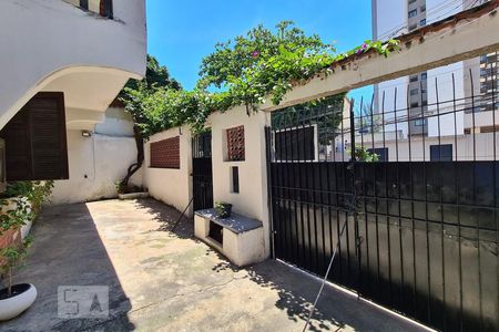 Casa à venda com 252m², 5 quartos e 3 vagas Casa à venda com 252m², 5 quartos e 3 vagasÁrea Externa Frontal