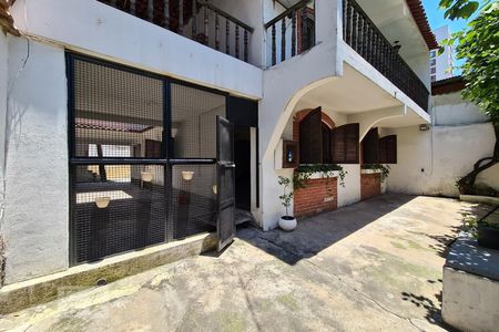 Casa à venda com 252m², 5 quartos e 3 vagas Casa à venda com 252m², 5 quartos e 3 vagasÁrea Externa Frontal