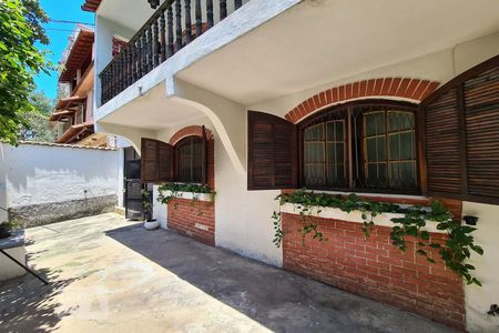 Casa à venda com 252m², 5 quartos e 3 vagas Casa à venda com 252m², 5 quartos e 3 vagasÁrea Externa Frontal