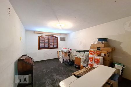 Casa à venda com 252m², 5 quartos e 3 vagas Casa à venda com 252m², 5 quartos e 3 vagasQuarto 4