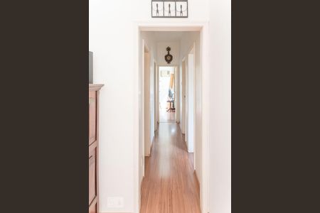 Corredor  de apartamento à venda com 3 quartos, 107m² em Grajaú, Rio de Janeiro