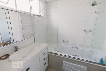 Banheiro da Suíte 1 de apartamento à venda com 3 quartos, 130m² em Perdizes, São Paulo