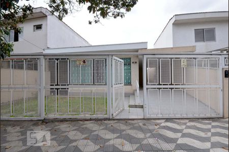 Casa à venda com 180m², 3 quartos e 3 vagas Casa à venda com 180m², 3 quartos e 3 vagasFachada