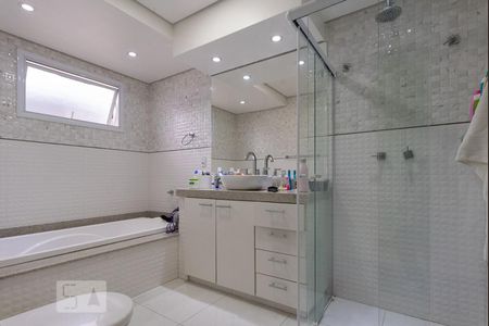 Casa de condomínio à venda com 320m², 4 quartos e 4 vagasBanheiro da Suíte 1