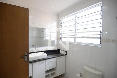 Casa à venda com 170m², 3 quartos e 2 vagasBanheiro