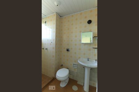 Banheiro de kitnet/studio para alugar com 1 quarto, 40m² em São José, Porto Alegre